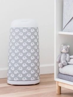 Housse Décorative Pour Poubelle à Couches Dress-Up ANGELCARE Gris - Angelcare -Produits Pour Bébé housse decorative pour poubelle a couches dress up angelcare 2