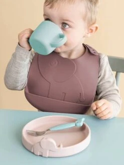 Lot De 2 Bavoirs Avec Récupérateur DONE BY DEER Peekaboo Eléphant En Silicone Vert Clair + Vert Foncé - Done By Deer -Produits Pour Bébé lot de 2 bavoirs avec recuperateur done by deer peekaboo elephant en silicone 3